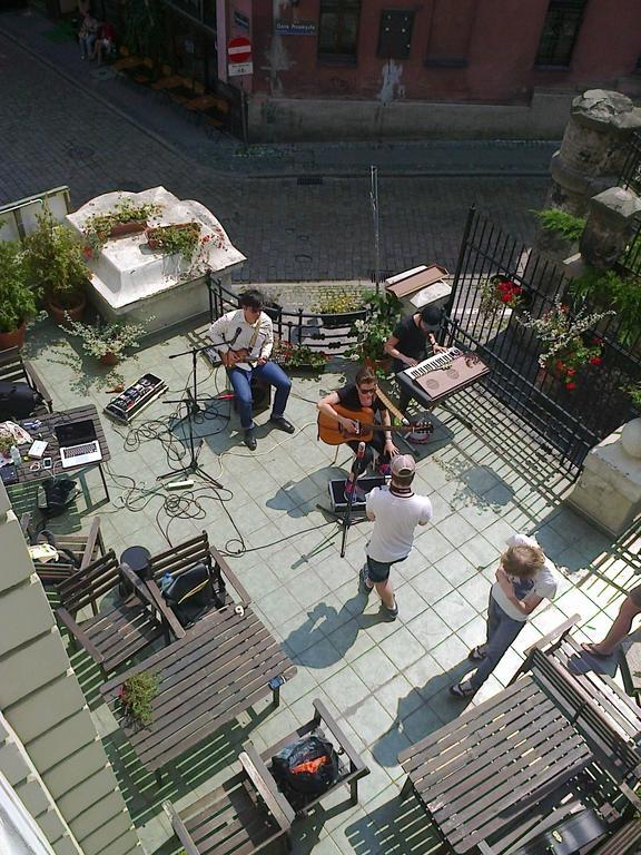 Hill Inn Познан Екстериор снимка