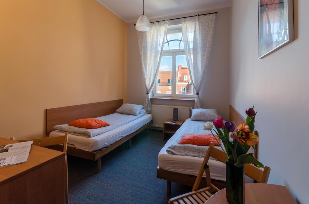Hill Inn Познан Екстериор снимка