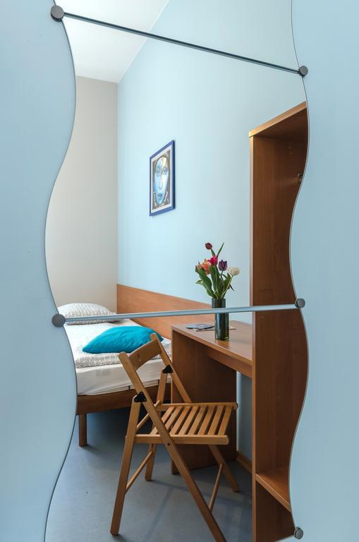 Hill Inn Познан Екстериор снимка