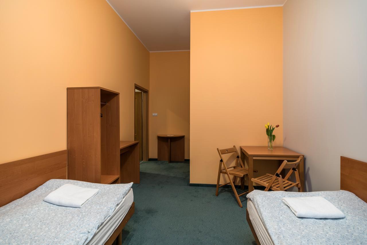 Hill Inn Познан Екстериор снимка