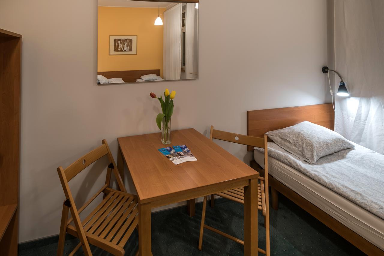 Hill Inn Познан Екстериор снимка