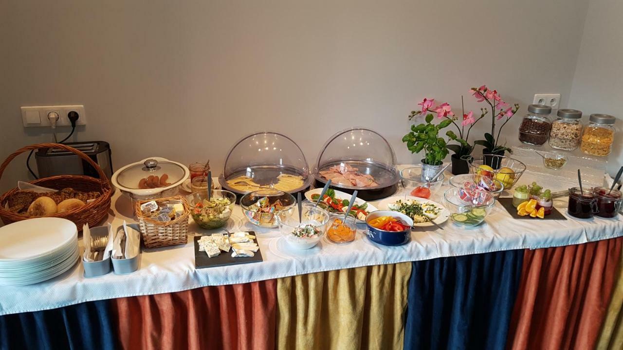 Hill Inn Познан Екстериор снимка