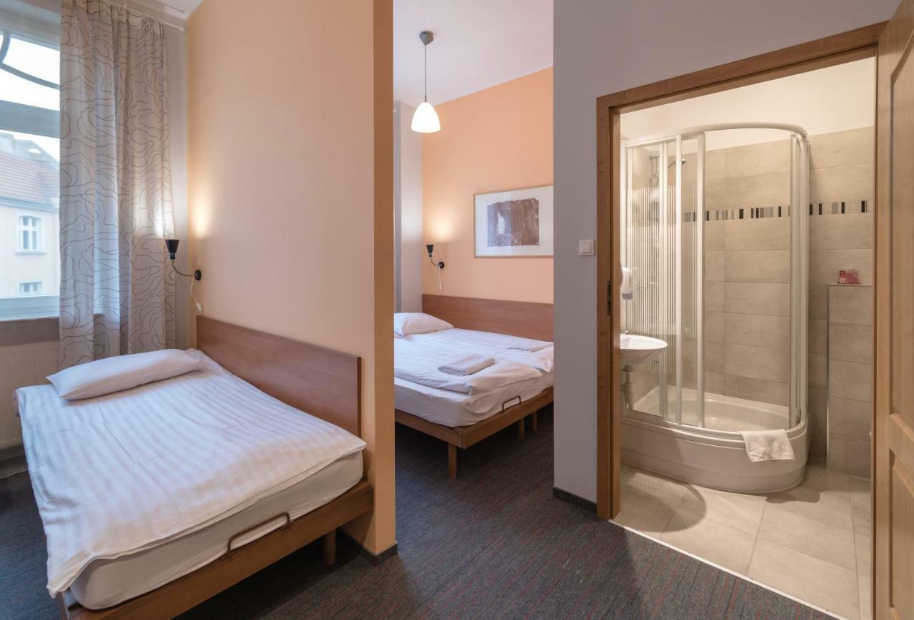 Hill Inn Познан Екстериор снимка