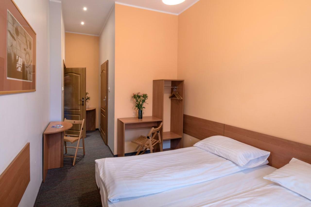 Hill Inn Познан Екстериор снимка