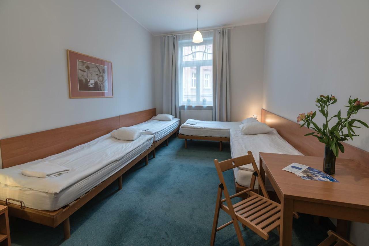 Hill Inn Познан Екстериор снимка