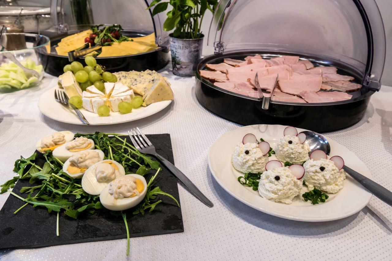 Hill Inn Познан Екстериор снимка
